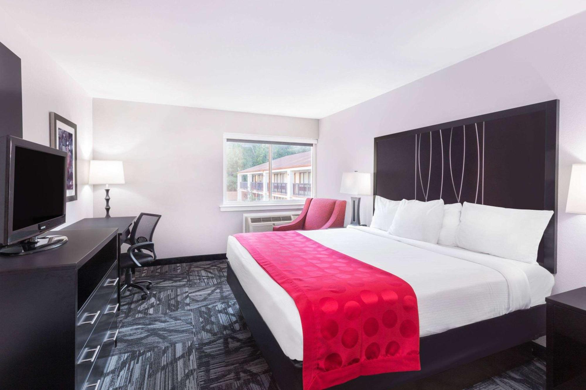 Ramada By Wyndham Tuscaloosa Exterior foto