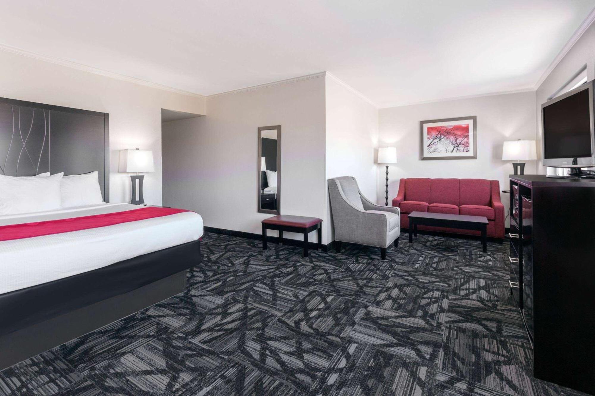 Ramada By Wyndham Tuscaloosa Exterior foto