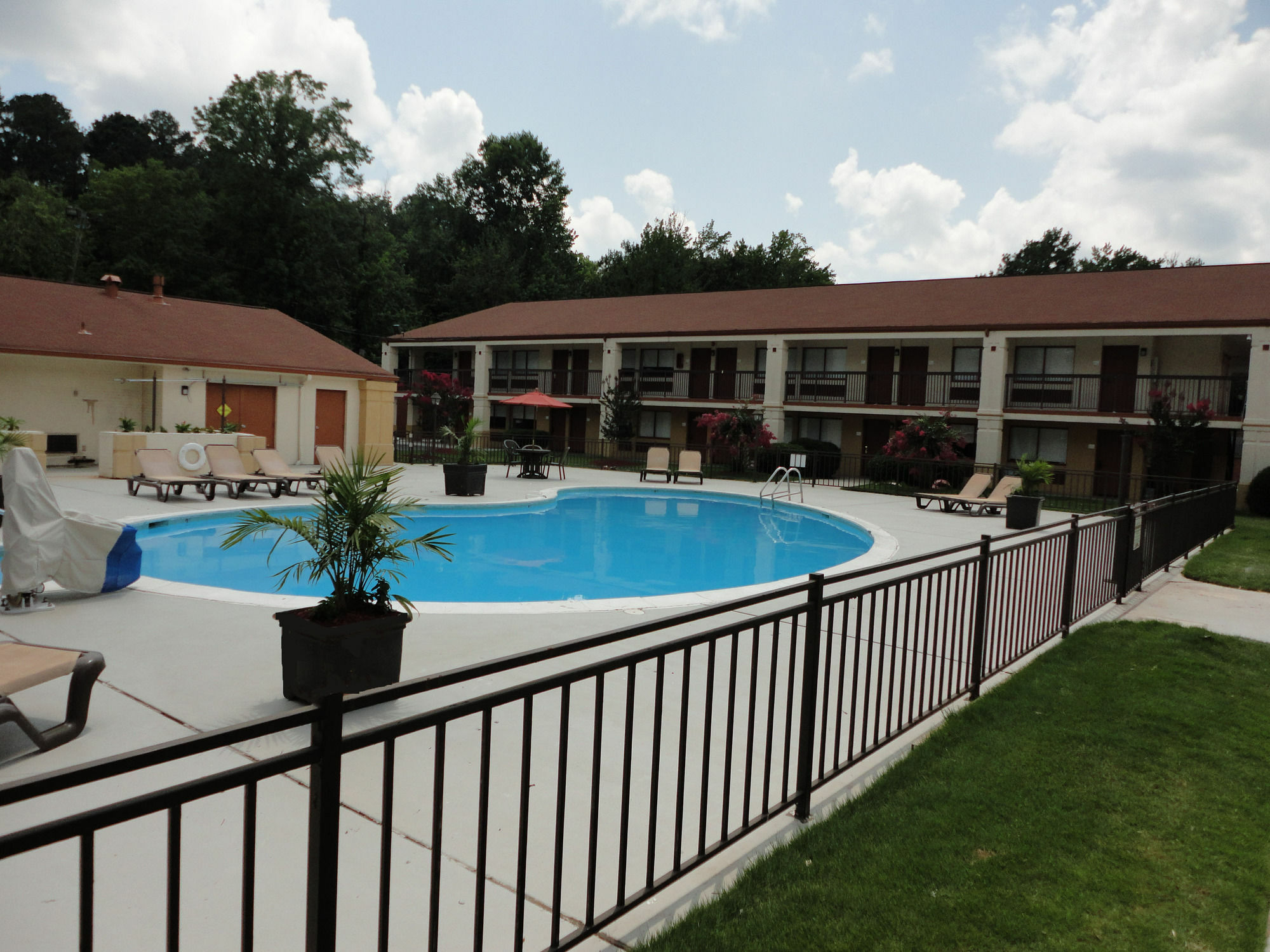 Ramada By Wyndham Tuscaloosa Exterior foto